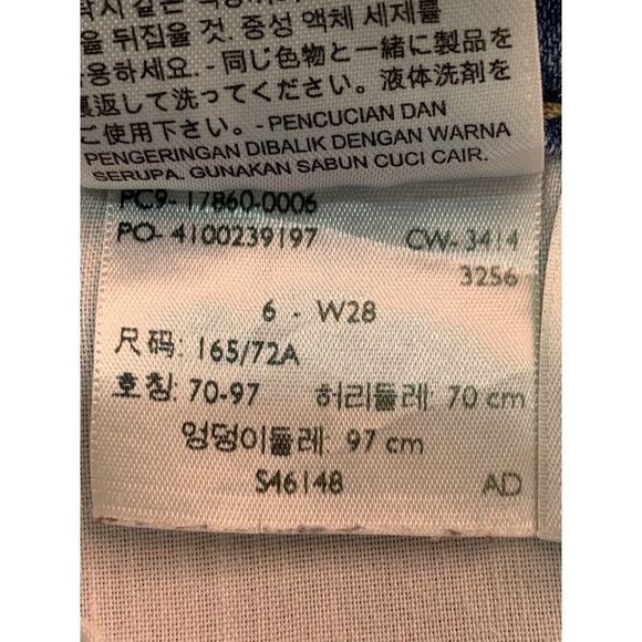 Womens Capri Levi's Jeans Light Wash Size 6 Cuffed Stretch 1012 Crop Denim Short - Picture 10 of 10